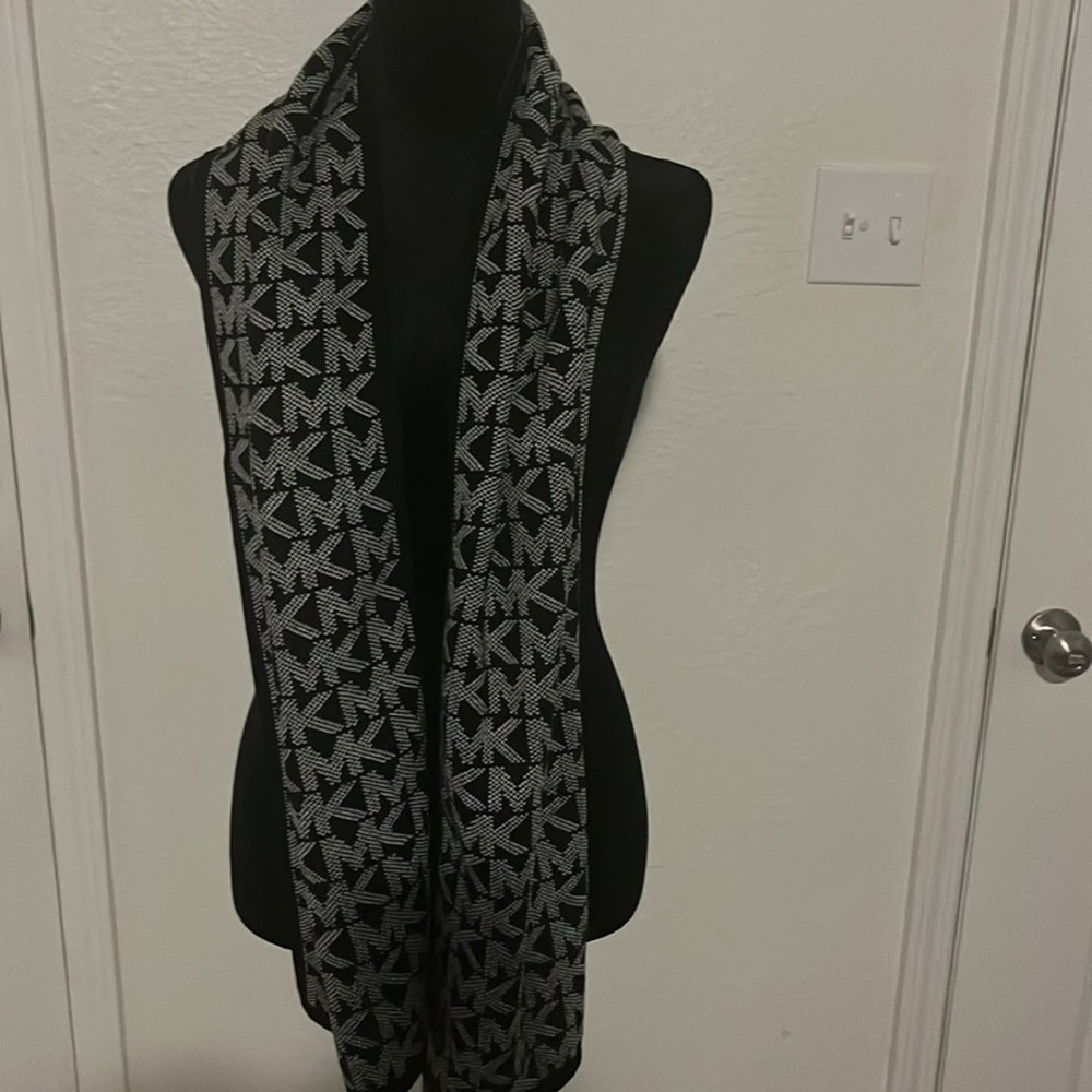 MICHAEL KORS LOGO REVERSIBLE SCARF WRAP - Picture 3 of 5